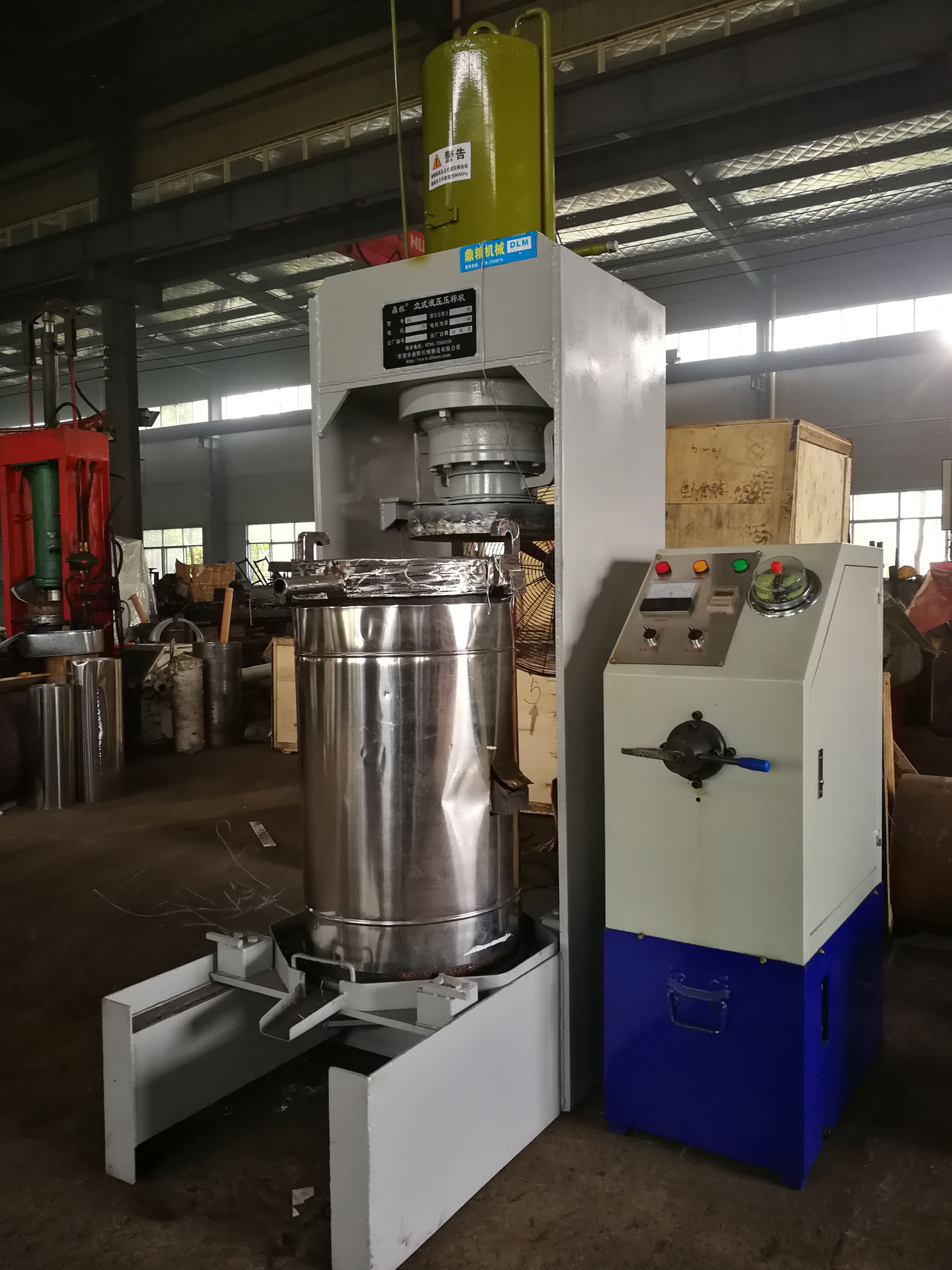 不銹鋼超高壓立式液壓壓榨機(jī)，果汁壓榨機(jī)，果渣壓榨機(jī)，藥材壓榨，油渣處理，白土壓榨